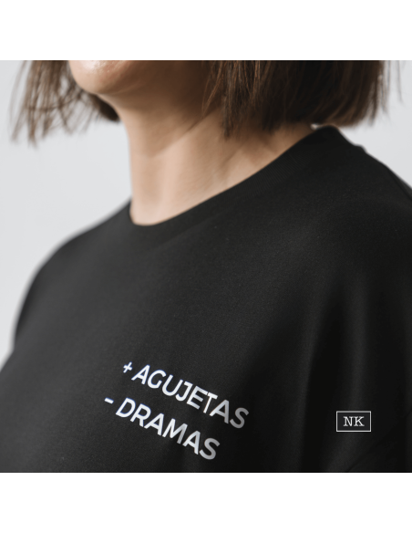 Camiseta +AGUJETAS -DRAMAS negra