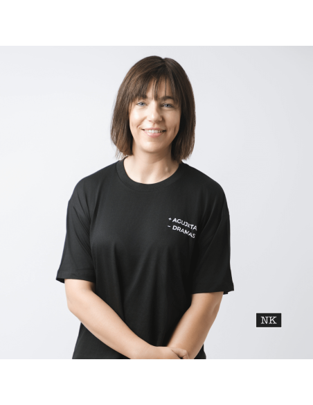Camiseta +AGUJETAS -DRAMAS negra