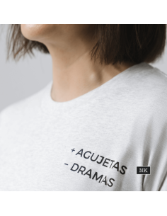 Camiseta +AGUJETAS -DRAMAS jaspeada