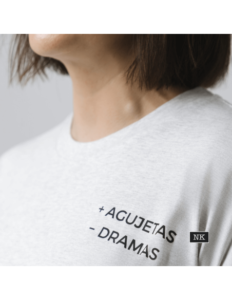 Camiseta +AGUJETAS -DRAMAS jaspeada
