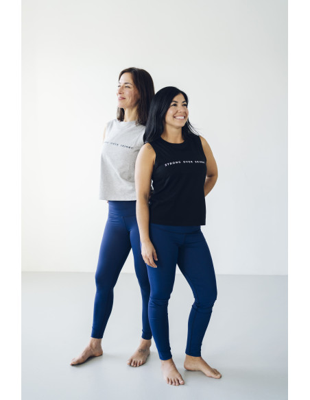 Camiseta Strong Over Skinny negra